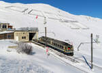 Triebzug Bhe 4/8 hat soeben die Bergstation Rochers de Naye auf 1970 m�M verlassen und f�hrt talw�rts nach Montreux.