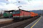 Im Bahnhof Gratwein-Gratkorn steht am 18.3.2026 die 1144 211 mit einem Containerzug von Kalsdorf Terminal nach Enns und wartet auf die Weiterfahrt.