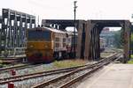 ADD 4415 (Co'Co', de, Alsthom, Bj.1985) fährt am 01.Dezember 2025 mit dem ORD 233 (Hua Lamphong - Surin) in die Ayutthaya Station ein.