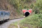 LOC 408 (Chiang Mai - Nakhon Sawan) hat am 25.Februar 2026 soeben das Südportal des 130m langen Huai Mae Lan Tunnel verlassen.