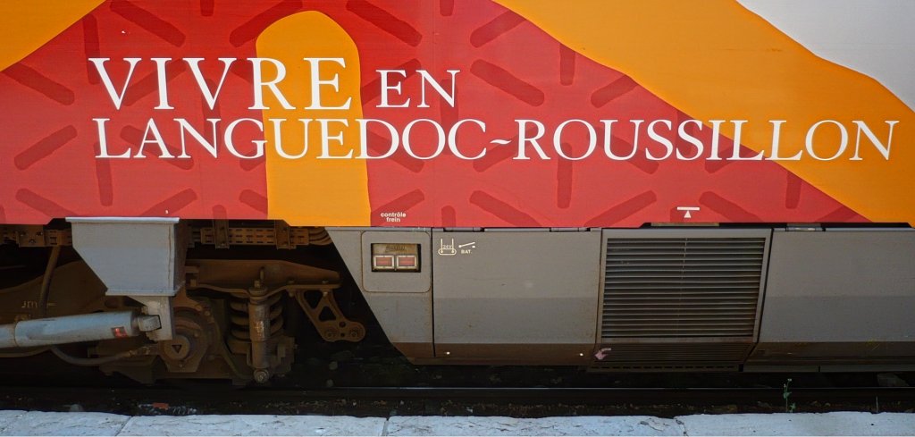 -->  Leben in der sdlich gelegnen Region Languedoc-Roussillon 
Wird wohl von vielen, gerne so gesehen, doch Anpassung ist was anders;)
Gesehen an einem der Triebzge der AGC-BGC Bimodal-Hybrid, die dort mehrfach verkehren.
-Augsut o9-

