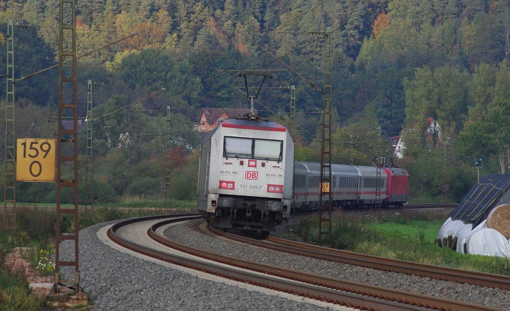 ... und 101 034-7  inform  war an diesem Zug diesem Zug die Schublok. Aufgenommen am 17.10.2010 zwischen Friedlos und Mecklar.
