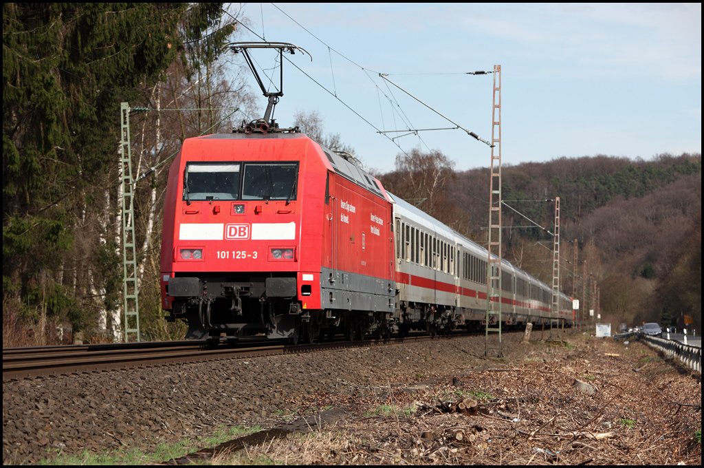 ... und 101 125 (9180 6101 125-3 D-DB) am Zugschluss bringen gemeinsam den IC 2028, N�rnberg Hbf - Hamburg-Altona, durch das Ruhrgebiet in Richtung Norden. (30.03.2010)