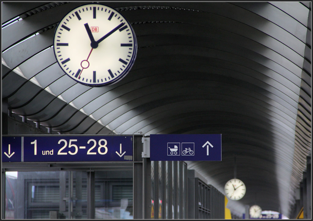. 11:09 Uhr - 

Eine kleine Impression vom Hauptbahnhof in Ulm, 28.12.2011 (M)