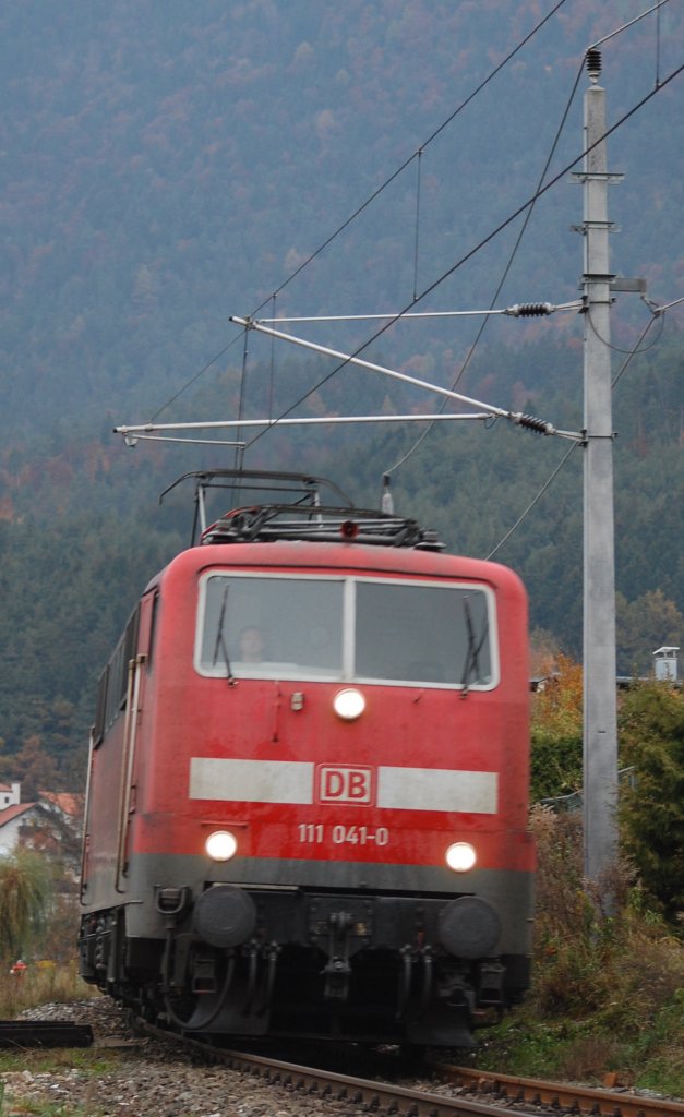 ... ist 111 041-0 mit Scherenstromabnehmern versehen und hat den R 5421 ziehend fast ihr Ziel Innsbruck Hbf erreicht, immerhin befindet sie sich kurz nach dem Hp. Allerheiligenh�he schon im Stadtgebiet. 2.11.2009