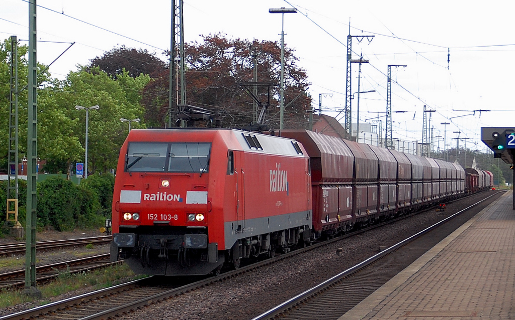  152 103-8 mit einem Ganzzug durch den Bahnhof Wunstorf am 22.Juli2011.