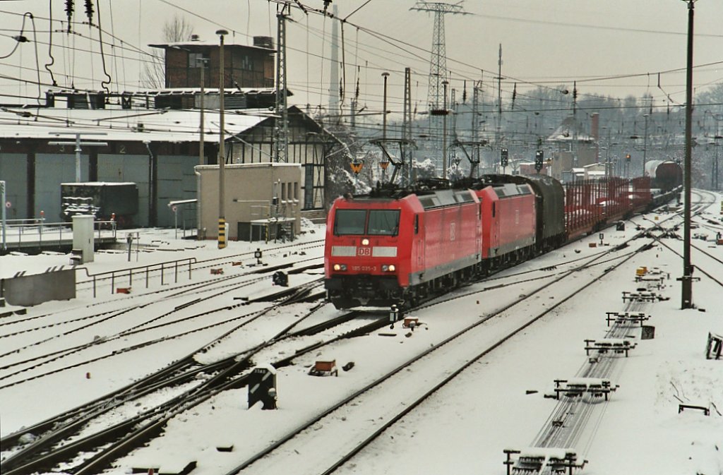  185-035-3 und eine Schwestermaschine durchfahren den Schweriner HBF an einem kalten Wintertag im Jahre 2003