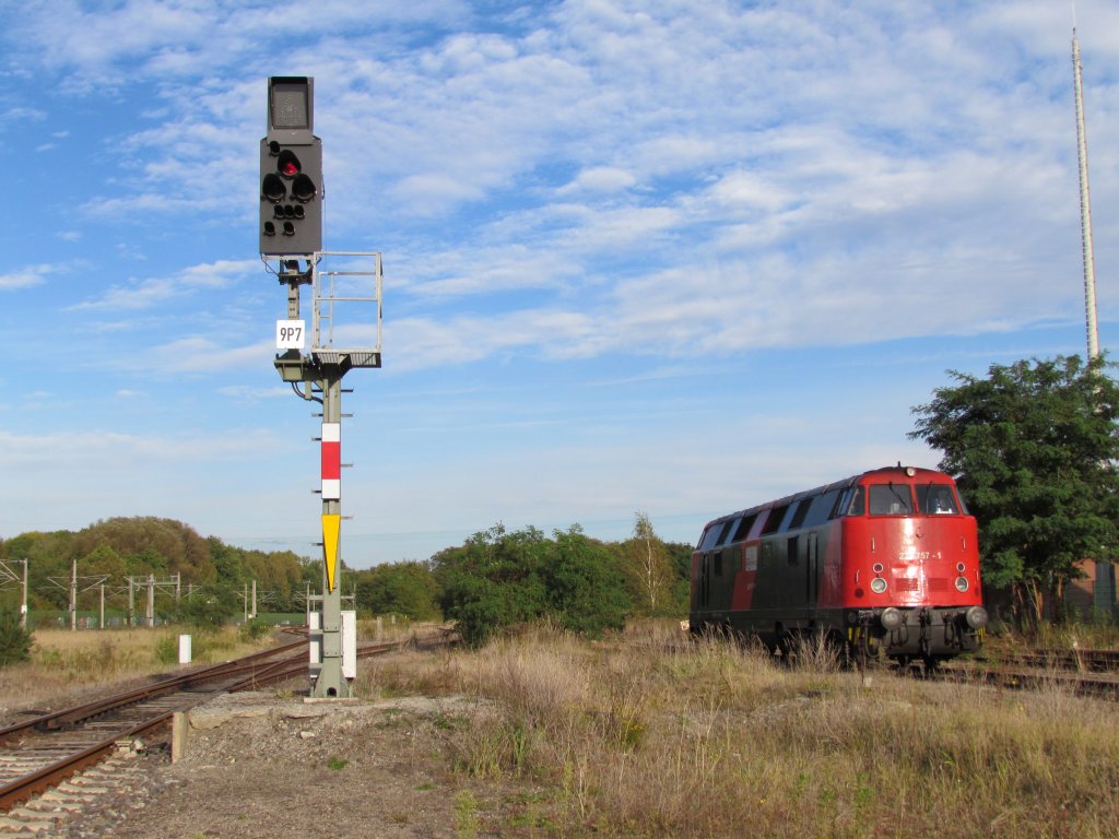  228 757 1 abgestellt im Bahnhof von Rathenow am  09.10.2011 