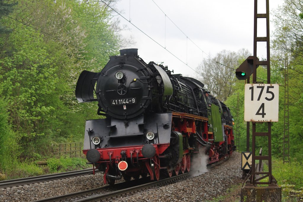 ... und 41 1144 hing nun am Schluss des Zuges schiebend. Aufgenommen am 01.05.2010 bei Asmushausen.
