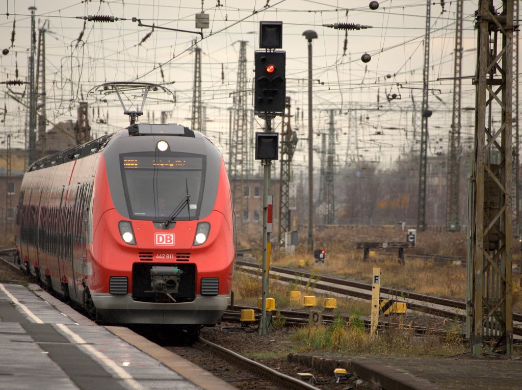    442 811 RE Saxonia - eine  Hamsterbacke   bei der Einfahrt Leipzig Hbf. am  01.12.2012 gegen 12:51 Uhr.