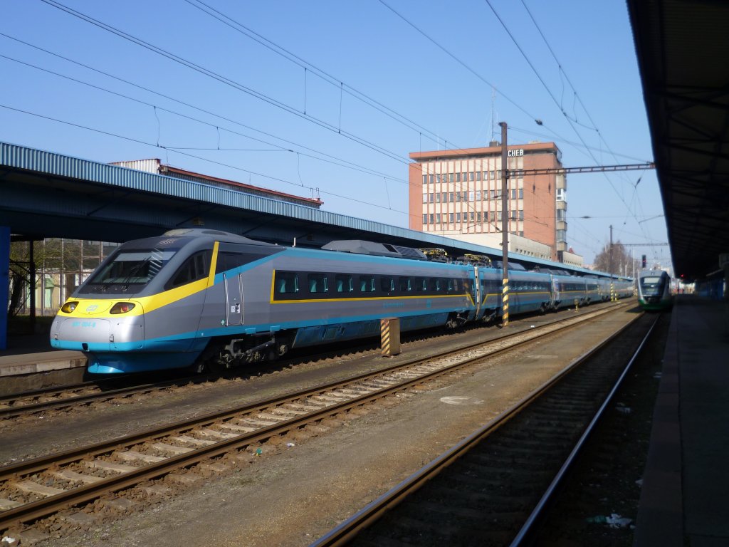  681 004-8 steht am 17.03.12 in Cheb zur Weiterfahrt nach Frantikovy Lzne. 