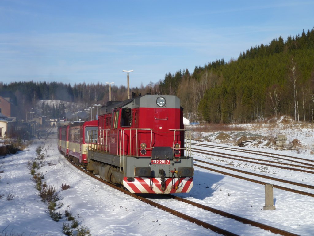  742 201-7 ist am 11.12.11 zusehen bei der Ausfahrt im Bahnhof Johanngeorgenstadt.