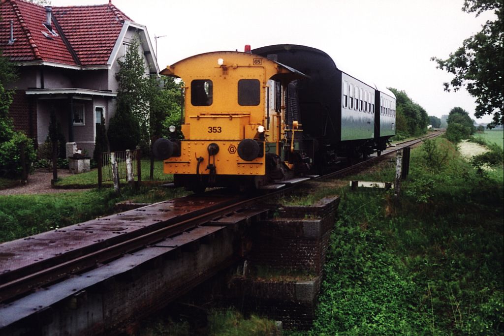  “Sik” 353 der Stichting Stadskanaal Rail (STAR) mit einem Museumszug Musselkanaal-Stadskanaal in Tweede Exlormond am 25-05-2006. Bild und scan: Date Jan de Vries.