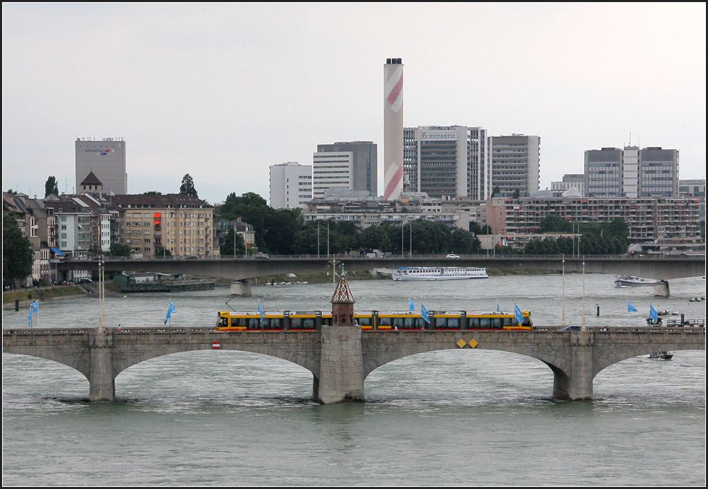. Abend in Basel - 

Mittlere Brcke mit Tango-Tram am 20. Juni um halb Sieben. Die BLT-Wagen fahren nur zur HVZ auf die andere Rheinseite. 

(Matthias)