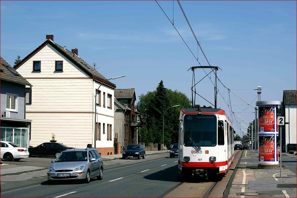 ... aber weiter stlich in Richtung Wickede geht es weiterhin eingleisig am Straenrand entlang: Tw 107 auf dem Wickeder Hellweg (5. August 2009).