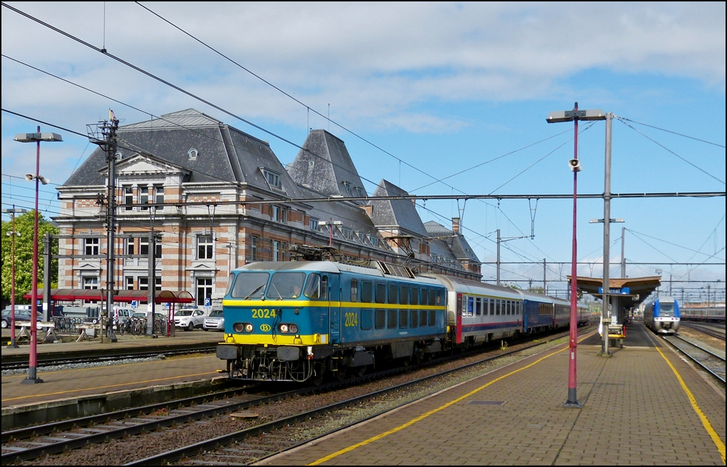 . Adieu Srie 20 – Einer der vielen Fotohalte whrend der Abschiedsfahrt fr die Srie 20 am 11.05.2013 fand im interessanten Bahnhof von Tournai statt. 

Whrend sich der Sonderzug, bestehend aus der HLE 2024 und M6 Wagen, vor dem representativen Empfangsgebude von Tournai (erbaut zwischen 1874 und 1879 von Henri Beyaert) fr die Fotografen in Pose gestellt hatte, wartet rechts der SNCF TER Nord - Pas de Calais  Bibi  (bimode-bicourant) B 82735 auf Fahrgste nach Frankreich. (Hans)
