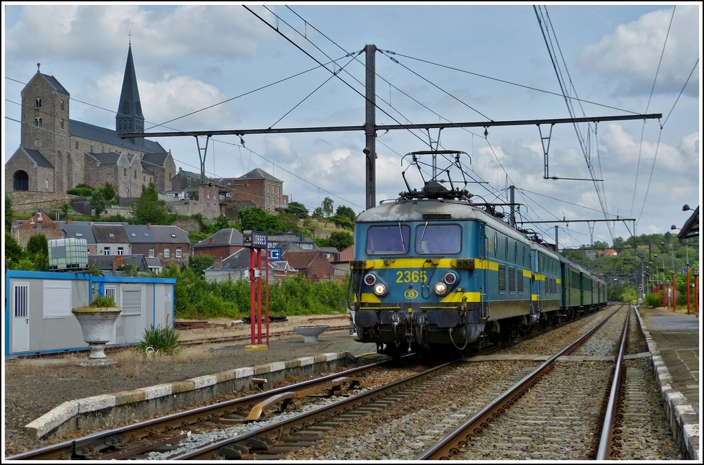 - Adieu Srie 23 -  In Lobbes wurde ein weiterer Fotohalt whrend der Abschiedsfahrt fr die Loks des Srie 23 eingelegt. Der Sonderzug konnte zusammen mit einer der ltesten Kirchen Belgiens abgelichtet werden. Die Stiftskirche Saint-Ursmer in Lobbes wurde von 819 bis 823 von den Mnchen des Klosters Lobbes gebaut. Sie ist die einzige Kirche Belgiens, welche in ihren Grundelementen aus der karolingischen Zeit stammt. Nur sehr wenig umgebaut im Laufe der Jahrhunderte, wurde der karolingische Charakter weitgehends erhalten (Schiff und westliche Partien), nur Krypta, Eingangstr, Turm und Chor wurden im Stil der Maas etwas aufgelockert. Die Stiftskirche Saint-Ursmer dient heute als Pfarrkiche von Lobbes. 23.06.2012 (Jeanny) 
