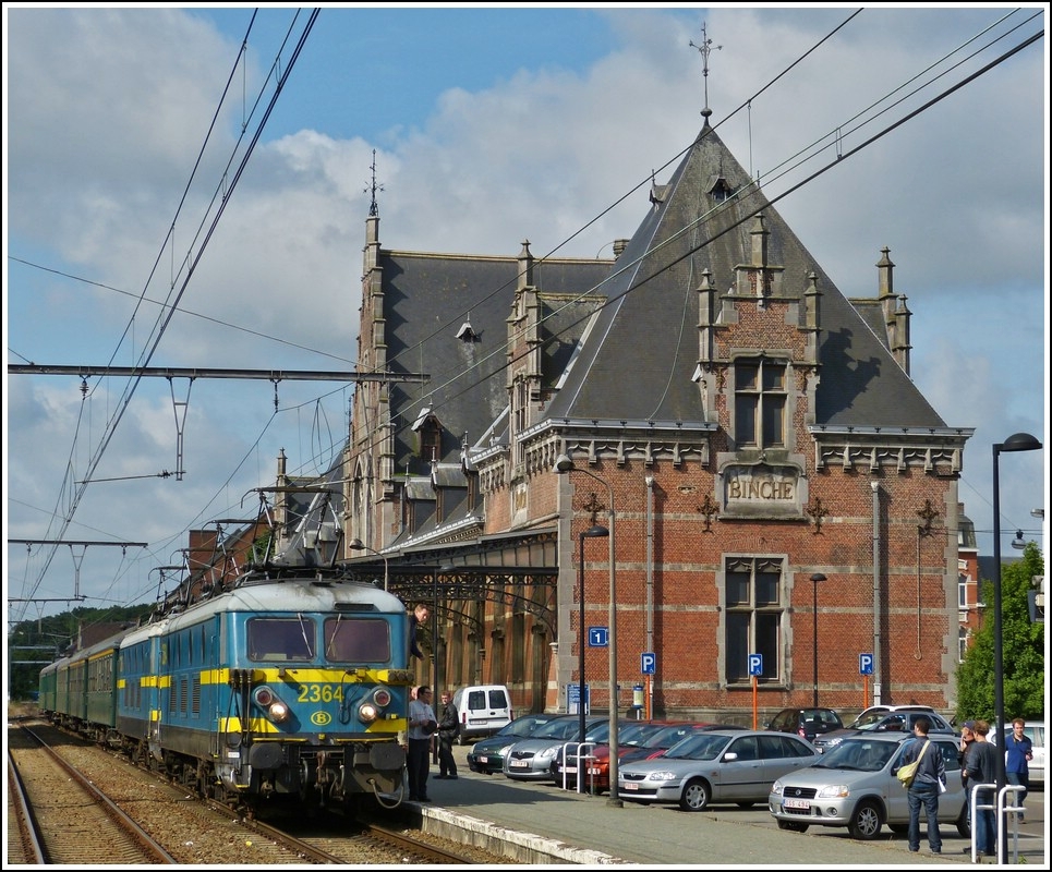 - Adieu Srie 23 - Die Abschiedsfahrt der Srie 23 fhrte am 23.06.2012 nach Binche in den wunderschnen alten Bahnhof, der eine authentische Kulisse fr den Sonderzug bot. Das imposante Empfangsbebude wurde 1905 nach den Plnen des Architekten Pierre Langerock im neogothischen Stil erbaut, es wurde im Jahre 1911 eingeweiht und steht seit 1978 unter Denkmalschutz. (Hans)