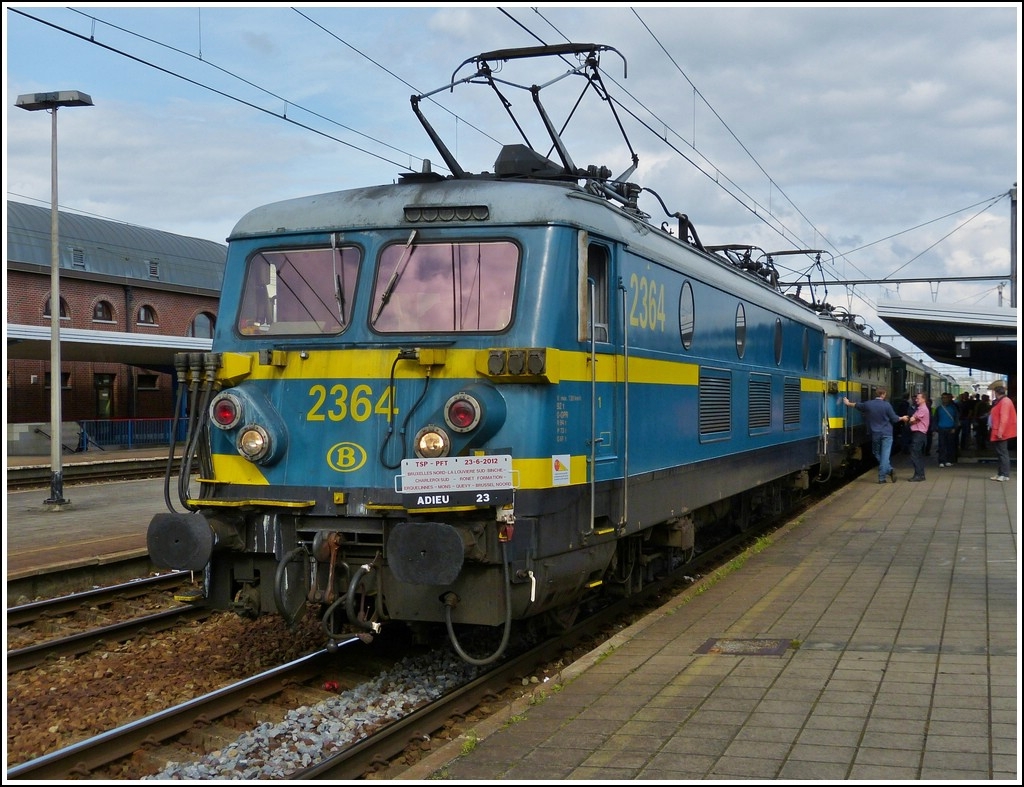 - Adieu Srie 23 - Und wieder heit es Abschied nehmen von einer schnen alten Baureihe in Belgien. Das Bild enstand whrend der Abschiedsfahrt am 23.06.2012 in La Louvire Sud. (Hans)

Die Loks der Srie 23 wurden Anfang der 1950 Jahren wegen der fortschreitenden Elektrifizierung des belgischen Eisenbahnnetzes in einer Stckzahl von 83 bei AMN in Nivelles bestellt. Die elektrische Ausrstung dieser Loks stammt von ACEC (Ateliers de Contructions lectriques de Charleroi). Grundstzlich basierten die neuen Fahrzeuge auf der Baureihe 122 (spter 22), die im Jahr 1954 ausgeliefert wurde. 

Die neue Baureihe, die zunchst als Baureihe 123 eingegliedert wurde, verfgte im Gegensatz zur Baureihe 122 ber eine elektrische Widerstandsbremse. Wegen dieser stark wirkenden Bremsen, sollten die Fahrzeuge zunchst auf der steigungsreichen Strecke von Brssel ber Namur nach Luxemburg eingesetzt werden. Ein weiterer Unterschied zur Baureihe 122 bestand in der Anordnung der Lftungsgitter. Whrend diese bei der Baureihe 122 noch in der Dachschrge angeordnet waren, wanderten diese bei der Baureihe 123 auf die Seitenwnde. 

Die 83 Loks wurden nach dem alten Ordnungssystem der SNCB/NMBS als 123.001 bis 123.083 eingereiht. Bei der Umstellung der Baureihenbezeichnungen zum 01.01.1971 wurden die Fahrzeuge der bisherigen Baureihe 123 als Baureihe 23 gefhrt. Analog dazu erhielten die Fahrzeuge nun die Ordnungsziffern 2301 bis 2383. 

Ausgerstet sind alle Loks der Baureihe 23 mit einer Mehrfachsteuerung. Einige der Maschinen sind fr die Montage von automatischen Kupplungen vorbereitet. Diese haben sie allerdings nie erhalten. In den siebziger Jahren wurden die einfachen Lampen der Loks durch Doppelleuchten ersetzt. Ausgeliefert wurden alle Fahrzeuge in dunkelgrn. Zwischen 1977 und 1995 wurden alle Loks der Baureihe 23 in das heutige Blau der SNCB/NMBS umlackiert. Zwischenzeitlich hatten einige Fahrzeuge versuchsweise eine gelbe Lackierung erhalten, die jedoch auch der blauen Farbgebung weichen musste.

Zum Schluss noch die technischen Daten der Srie 23:  
Achsfolge: Bo'Bo'
Dauerleistung: 	1.740 kW
Anzugskraft: 196 kN
Hchstgeschwindigkeit : 130 km/h (zeitweise 120 km/h)
Dienstgewicht: 92,0 t
Lnge: 18,00 m
