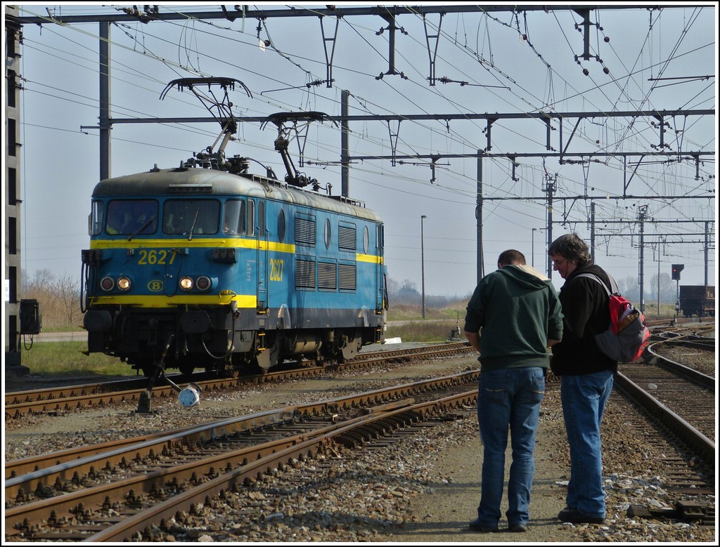 - Adieu Srie 26 - Die beiden BB Fotografen Michael und Hans miedem den Massenauflauf von Fotografen und standen etwas abseits in dem abgesperrten Bereich des Antwerpener Hafens und konnten in aller Ruhe ihre Bilder der HLE 2627 machen. 24.03.2012 (Jeanny)