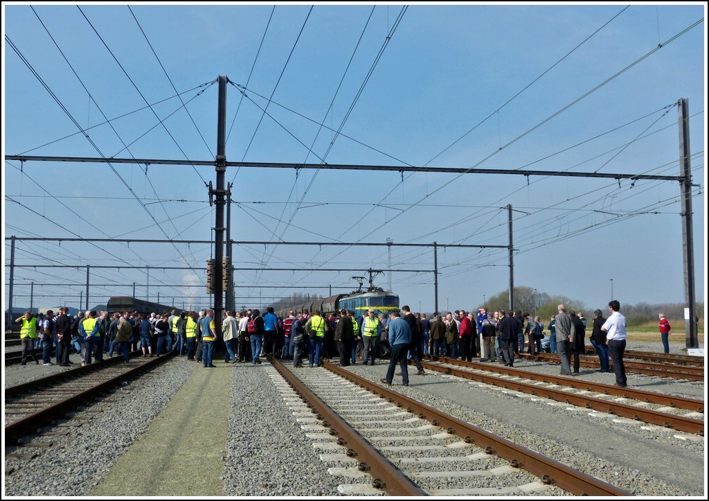 - Adieu Srie 26 - Die am 24.03.2012 von dem Museumsverein PFT/TSP organisierte Abschiedsfahrt fr die Srie 26 war ein groer Publikumserfolg. Etwa 280 Personen nahmen daran teil und das Personal der PFT, der SNCB und Infrabel hatten ihre liebe Mhe die Fotografen in Schach zu halten. Die Fotografenmeute durfte sich nur in dem abgesperrten Bereich des Hafens von Antwerpen bewegen und belagerte den Sonderzug mit ihren Kameras. (Jeanny)