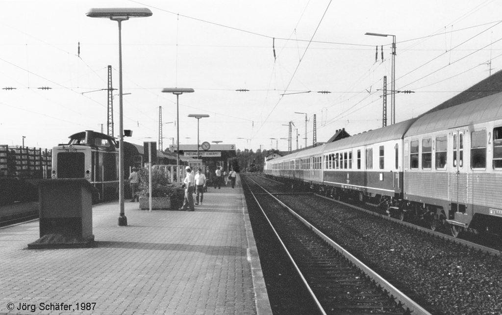 ... Als wenig spter der Eilzug nach Nrnberg auf Gleis 1 hielt, stand schon 211 321 an die Spitze des Zuges. (Blick nach Westen in Neumarkt /Opf. am 25.9.87)