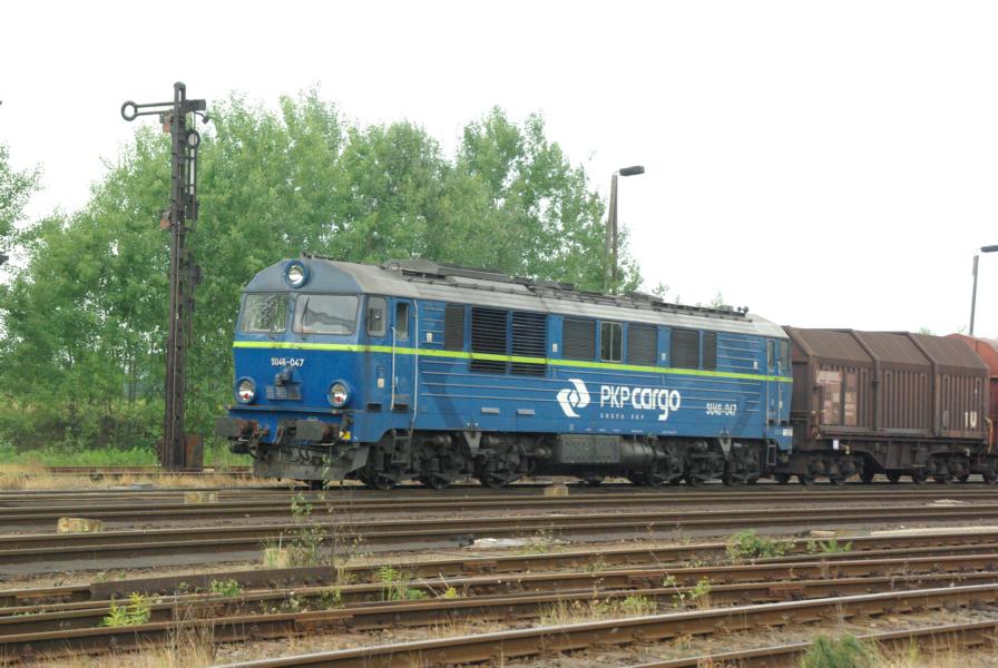 
  Am 09.06.2011  steht  SU46-047  mit einen Gterzug  im  Horka .