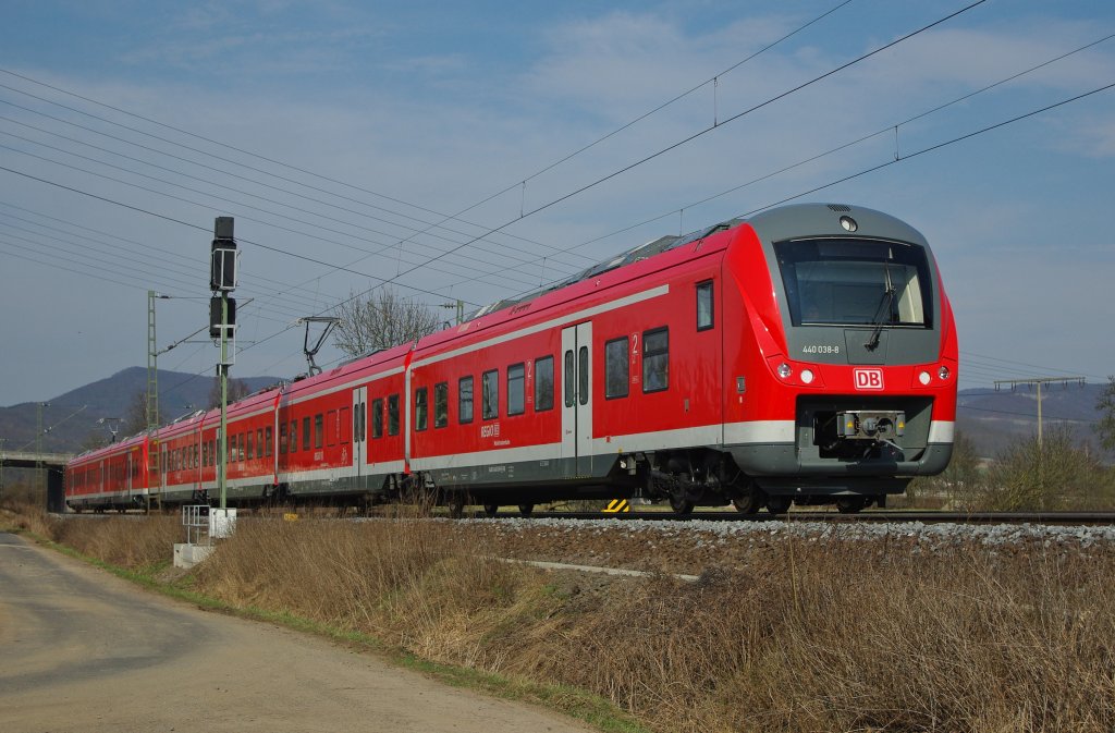... und am 26.03.2010 konnte man dieses noch einmal bei schnerem Wetter beobachten. 440 038-8 und 440 305-1diesmal fr  Mainfrankenbahn  unterwegs gen Sden kurz vor Eschwege West.
