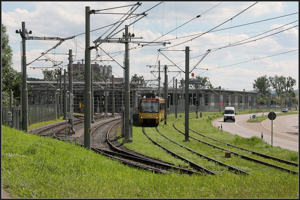 . Am Betriebshof entlang - 

Auf dem Weg nach Remseck-Neckargröningen passiert die U14 den Betriebshof in Aldingen. 

25.06.2012 (M)