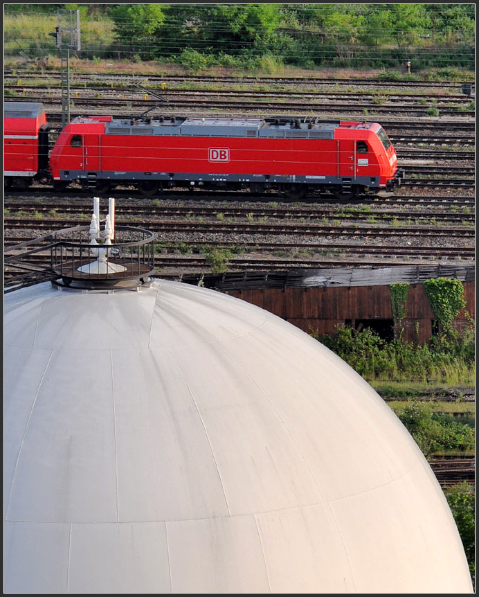 . Am Gaskessel - Eine Lok der BR 146 vor Regionalexpress in Esslingen am Neckar 22.05.2011 (Jonas)