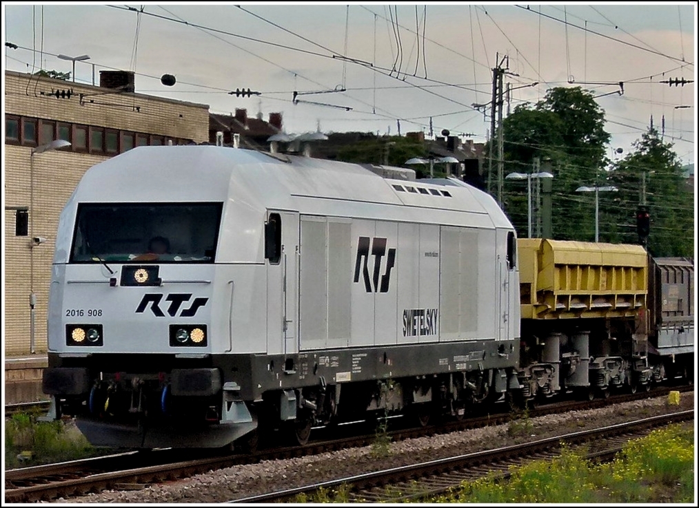 - Am Hauptbahnhof in Koblenz - Die RTS 2016 908 dieselt am 23.06.2011 durch den Hauptbahnhof von Koblenz. (Jeanny)