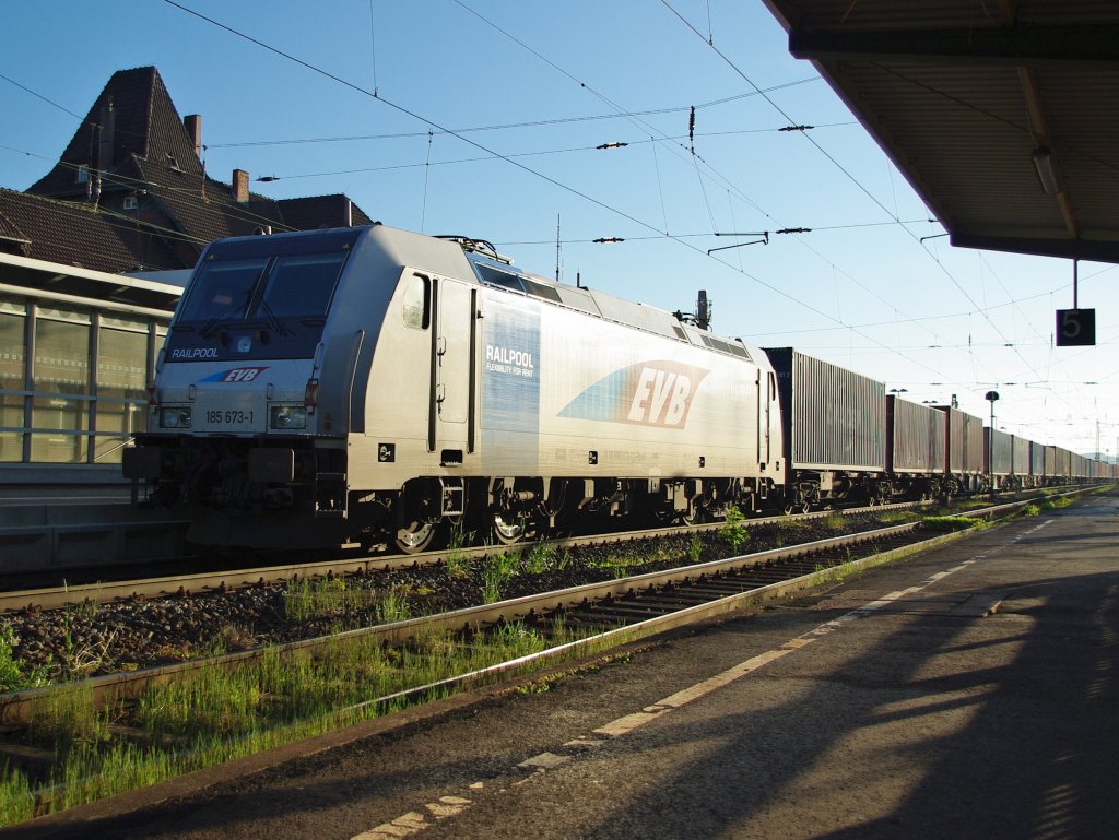 ... am Schluss des Zuges hing fann noch 185 673-1. Aufgenommen am 03.06.2010 in Eichenberg.