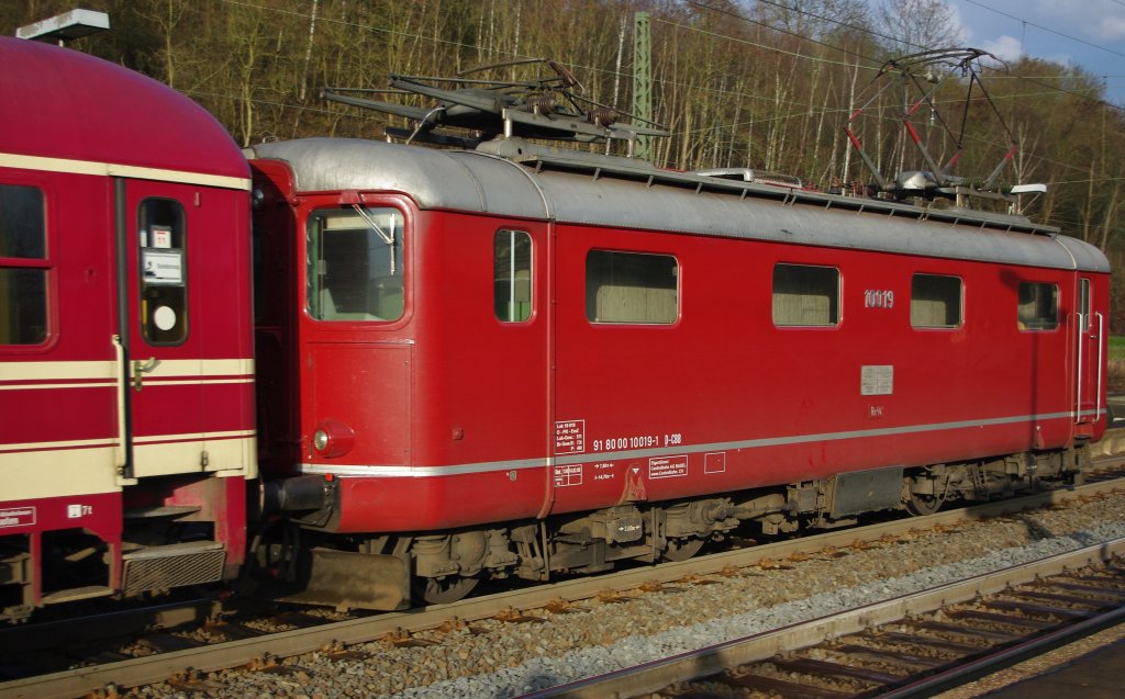 ... am Zugschluss hing dann noch die Schweizerin 10019 zwecks Beheizung der Wagen. Aufgenommen am 13.12.2009 in Eschwege West.