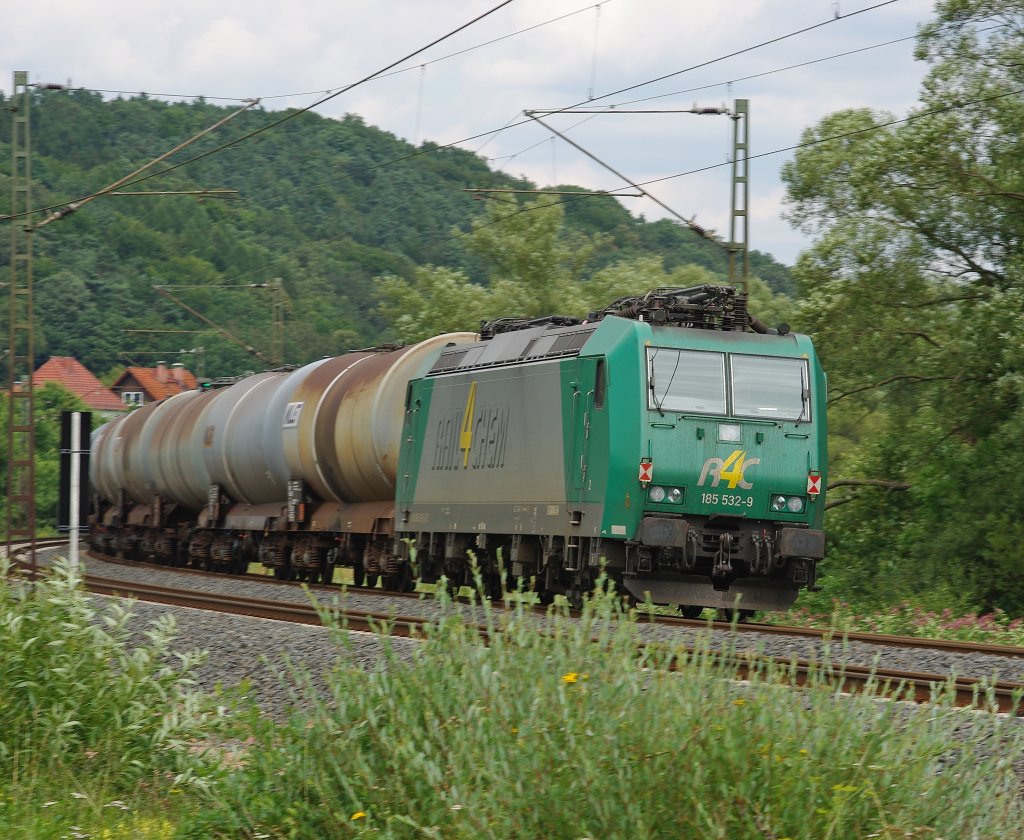 ... und am Zugschluss hing noch 185 532-9. Lief jedoch nur als Wagenlok mit. Aufgenommen am 31.07.2010 zwischen Mecklar und Friedlos.