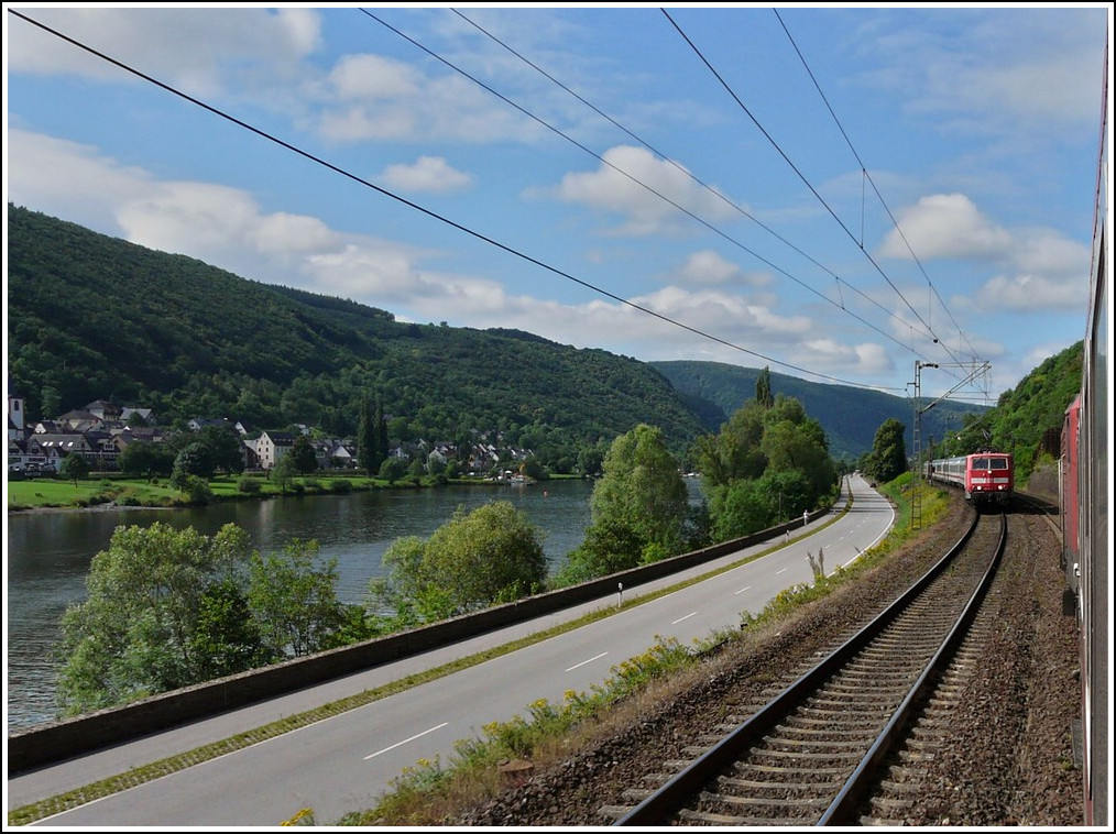 - An Mosel und Rhein - Gut, dass sich die Fenster in den Zgen noch ffnen lassen und man die schne Mosellandschaft zwischen Hatzenport und Moselkern, sowie den entgegen kommenden IC aus Luxemburg fotografieren kann. 26.06.2010 (Hans) 