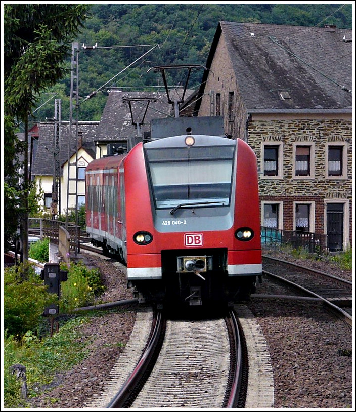 - An Mosel und Rhein - In Klotten an der Mosel begegnet am 26.06.2011 eine Quietschi Doppeleinehit die RB 12214 Koblenz-Trier. Das Bild wurde aus dem geffnetem Fenster der RB gemacht. (Hans) 