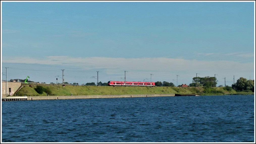 - An der Ostsee - Whrend einer Hafenrundfahrt in Stralsund, konnte ein DB Flirt auf dem Rgendamm abgelichtet werden. 20.09.2011 (Jeanny)