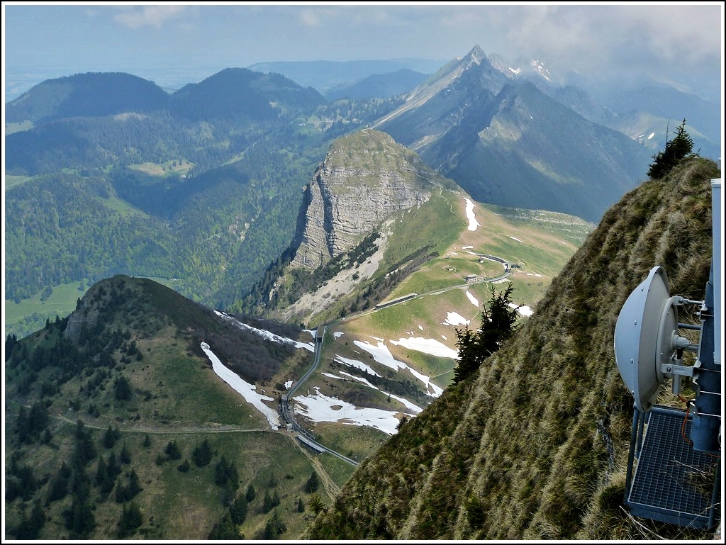 - Atemberaubend - Die waghalsige Streckenfhrung der Montreux-Glion-Rochers de Naye-Bahn (MGN) zwischen der Bergstation und dem Halt Jaman von dem Gipfel des Rochers de Naye (2042 m .M.) aus gesehen. 26.05.2012 (Hans)