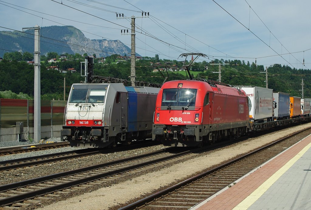 ... und auch 1216 009 (E190 009) zieht mit ihrem Aufliegerzug an der 186 105 in Richtung Sden vorbei. Aufgenommen am 13.07.2010 in Kundl.