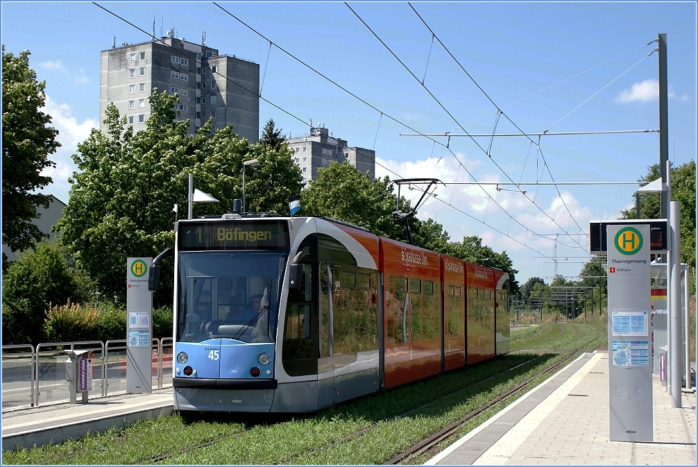 ... auf der anderen Seite r�ckt aber schon die gegen das Umland vorr�ckende Gro�stadt in den Blick. - Tw 45  Otl Aicher  an der (H) Th�ringenweg (19. Juli 2010)