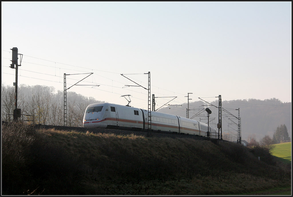 . Auf dem Bahndamm - 

Ein ICE 1 auf der Fahrt von Stuttgart nach Ulm zwischen Urspring und Lonsee. 

17.11.2011 (M)