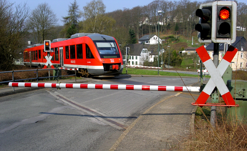 - auf dem Weg zum End-Haltepunkt Ldenscheid berquert  die  Volmetalbahn  RB 52 zgig die Bayernstrae - im April 2010