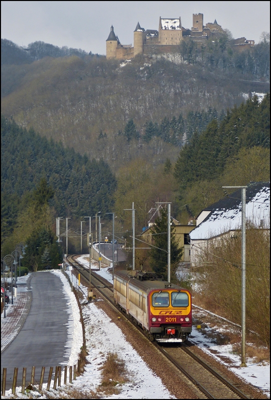 - Auf der Suche nach dem Winter - Im Sauertal hielt sich am 09.02.2013 die Schneemenge in Grenzen, als der Triebzug Z 2011 als RB 3210 Luxembourg - Wiltz in Michelau der Burg Bourscheid entgegenfuhr. (Jeanny)