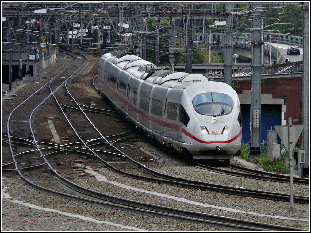 - Auf der Suche nach ein paar Sonnenstrahlen - Der ICE 4601 schleicht am 23.07.2011 den  plan inclin  in Lttich hinunter kurz bevor er den Bahnhof Lige Guillemins erreicht. (Hans)