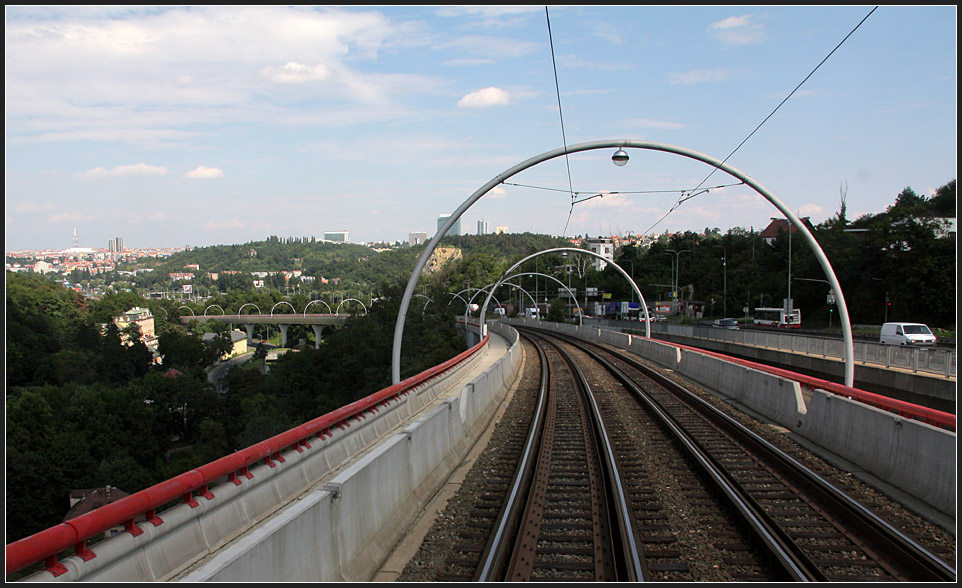 . Aufwändige Trassierung -

Über Viadukte und zwei kleinere Tunnels führt Prags modernste Straßenbahnstrecke nach Barrandov. In Betrieb ging die Strecke im Jahre 2003. Foto von der Straßenbahn aus.

11.08.2010 (J)