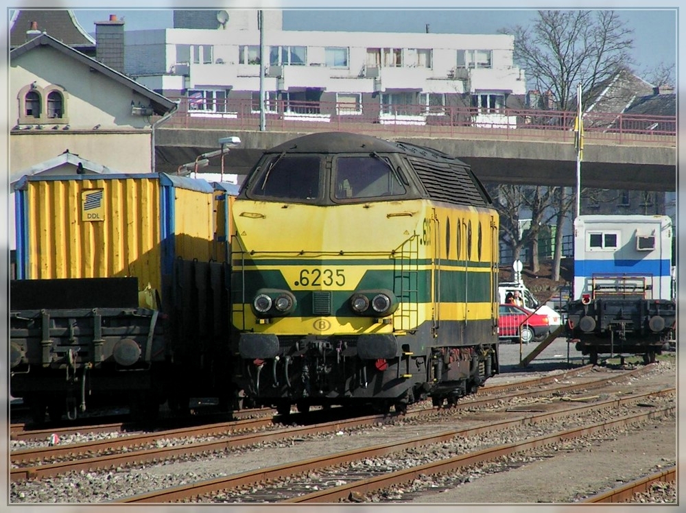 - Aus dem Archiv - Das waren noch Zeiten, als die HLD 6235 der SNCB im Jahre 2004 dem Bahnhof von Bettembourg einen Besuch abstattete. Das Bild wurde vom damals noch nicht fertiggestellten Parkplatz aus gemacht. (Hans)