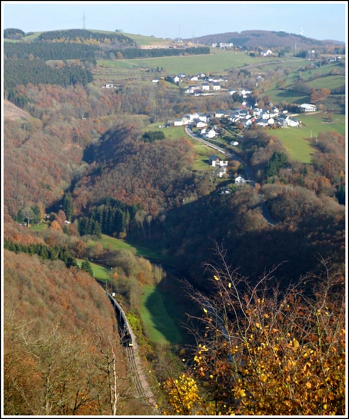 - Bahn und Landschaft - Am Aussichtspunkt Schlaedboesch in der Nhe von Bourscheid hat man einen schnen Einblick in das tiefe Sauertal, auf die Nordstrecke mit dem vorbeifahrenden IR 113 Liers - Luxembourg, sowie die gegenberliegende Ortschaft Lipperscheid. 06.11.2011 (Jeanny)