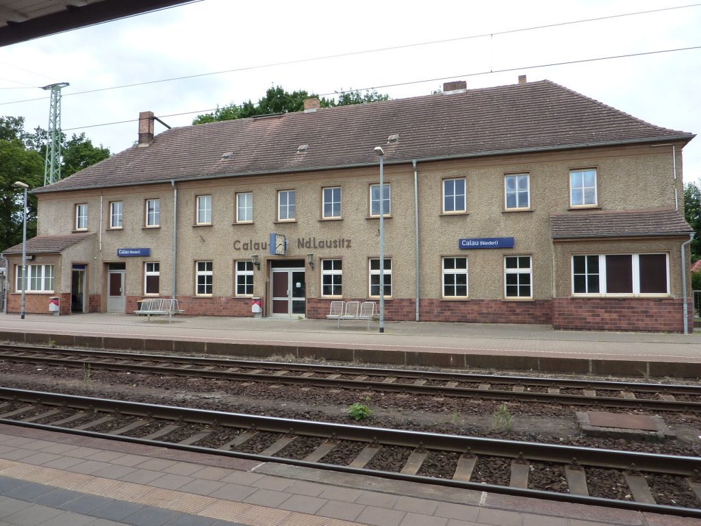  Bahnhof Calau/Niederlausitz (KBS 205 und 214), Bahnhofsgebude, Gleisseite (23.06.2010)