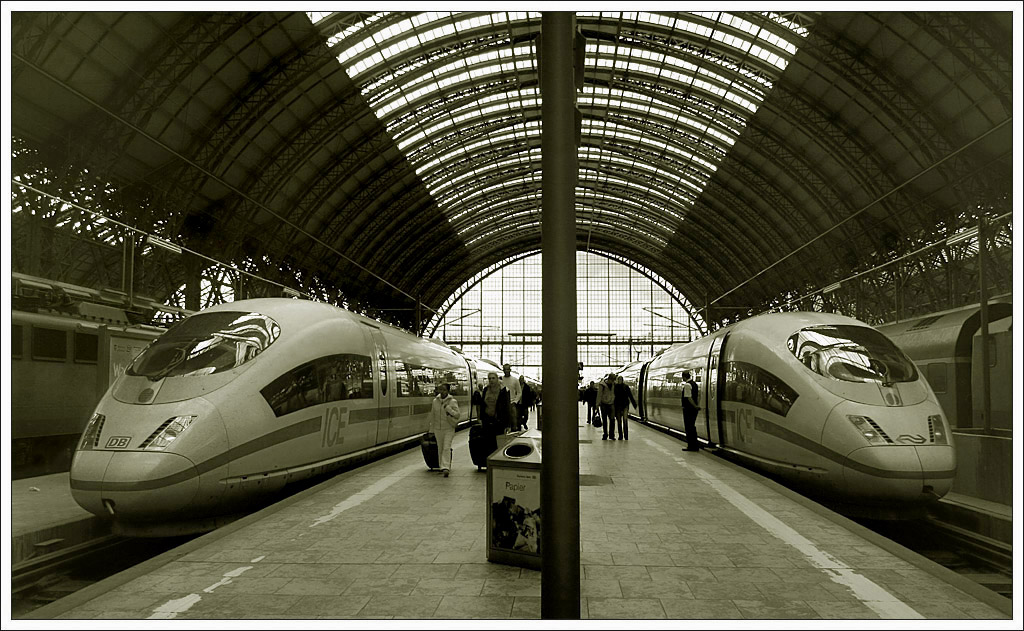 . Bahnhofs-Symetrie -

Frankfurt Hauptbahnhof - 

01.06.2006 (M)