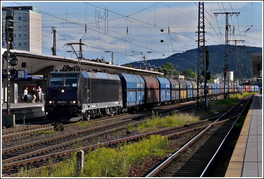 - Bahnhofsambiente - Da diese Loks nur sehr selten in Luxemburg anzutreffen sind, hat es mich sehr gefreut die CFL Cargo 185 574-1 am 23.06.2011 im Hauptbahnhof von Koblenz fotografieren zu knnen. (Hans)